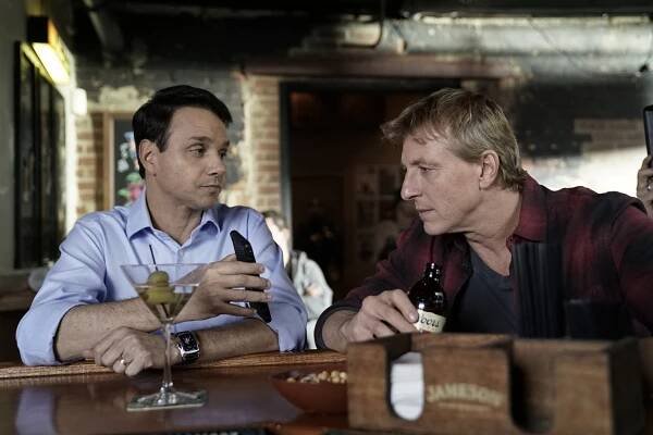 Cobra Kai - Jiní, a přece stejní (S01E09) (2018)
