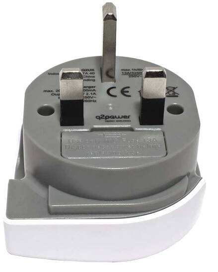 Univerzální cestovní adaptér 230V -> UK s USB