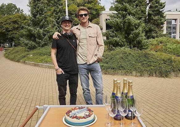 Vojta Dyk slavil na place narozeniny, šampaňské teklo proudem. Pozornosti neunikl ani režisér, oběma je 36