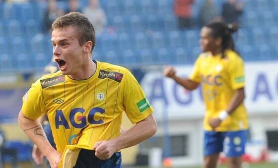 Teplický fotbalista Martin Jindráček slaví svůj gól.