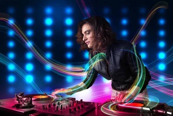 Mladý dj dívka míchání záznamy s barevnými světly — Stock obrázek