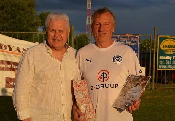 Pavlu Vlkovi (vpravo) k šedesátce popřál i předseda OFS Uherské Hradiště František Miko.