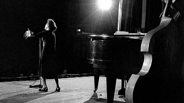 Edith Piaf v dokumentárním filmu Edith Piaf (2003)