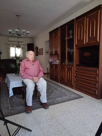 Shlomo Perel being filmed in his home for Yad Vashem's Survivors Testimony Flims Series
