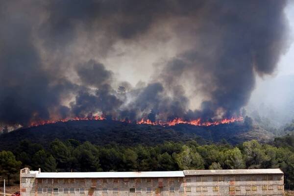 Španělsko dusí vedra i požár. Mrtvých je 10, ve Valencii vyhnal oheň tisíce lidí