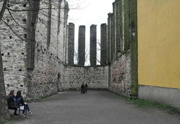 Nedostavěný gotický chrám Panny Marie s dokončenou barokní zvonicí v Panenském Týnci na Lounsku je zajímavá památka regionu.