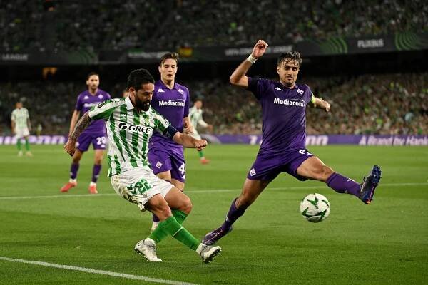 Chelsea si kanonádou ve Švédsku pootevřela dveře do finále Konferenční ligy, vyhrál i Betis