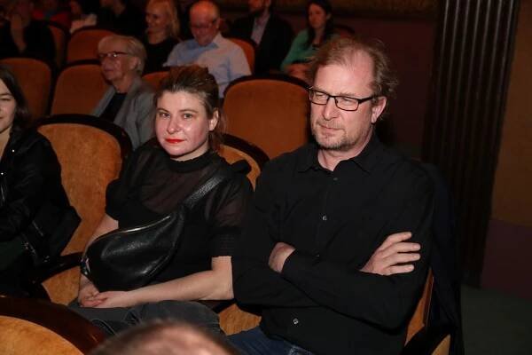 Manželka Martina Pechláta je dcerou herce Aloise Švehlíka. herečkou však být nechtěla, pracuje v bance a je tak spokojená.