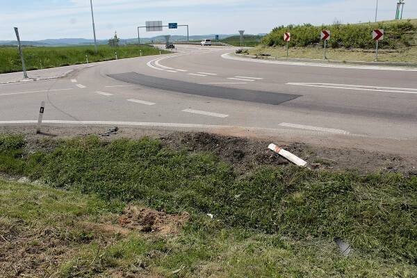Řidič se posilnil alkoholem, pak přejel kruhový objezd U Topolu na jihu Benešova