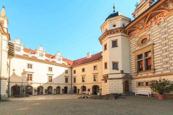Soubor:Zámek Průhonice - nádvoří.jpg – Wikipedie