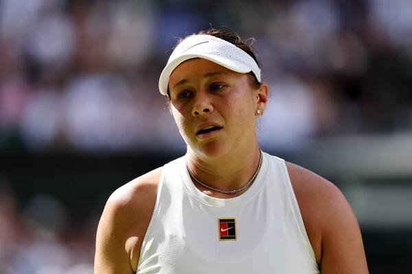 Amanda Anisimova looks dejected against Iga Swiatek.