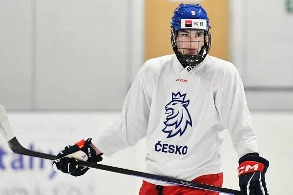 Pro Jiříčka sezona skončila, hokejový obránce musí po zranění na mistrovství světa na operaci