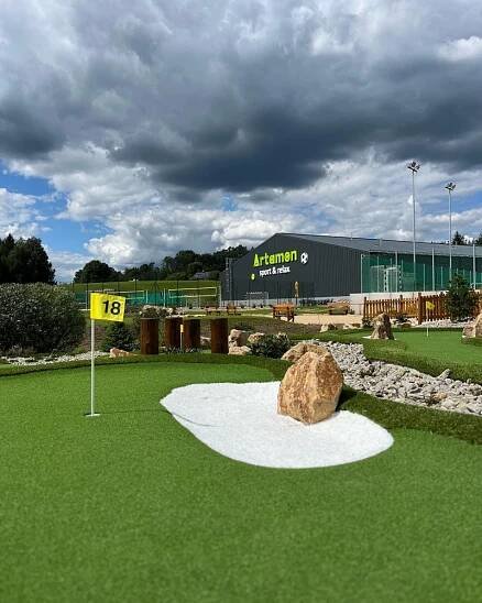 Adventure Golf s 36 jamkami | Artamon