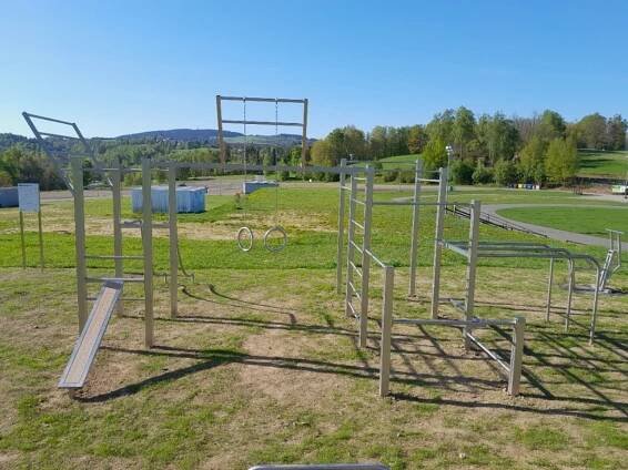 Nové workoutové hřiště otevřelo město ve sportovním areálu ve Vesci