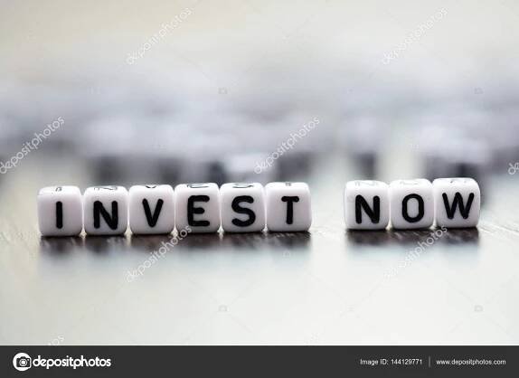 Kachlová dopis korálky pravopisu Invest nyní text — Stock Fotografie © Ai825 #144129771