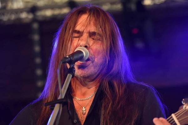 Z koncertu kapely Alband  na festivalu Rockové Třtěnice.