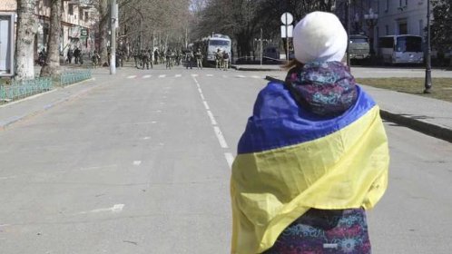 Obyvatelé Chersonu vycházejí na ulice s ukrajinskými vlajkami, tvrdí média