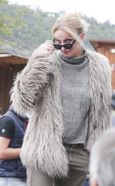 Ivana Chýlková nesleduje počasí? V srpnu vyrazila k vodě v kožichu
