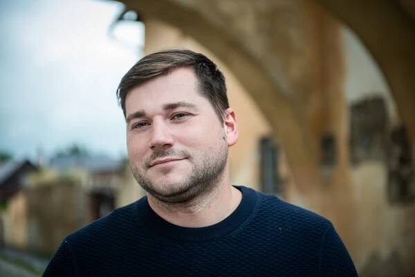 Milan Uhrík nemá taký dar reči, preto potrebuje Milana Mazureka, hovorí zakladateľ stránky Stop ĽSNS...