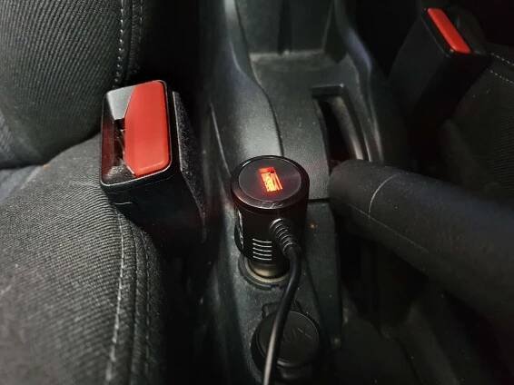Adaptér je doplněn USB zásuvkou s červeným podsvícením