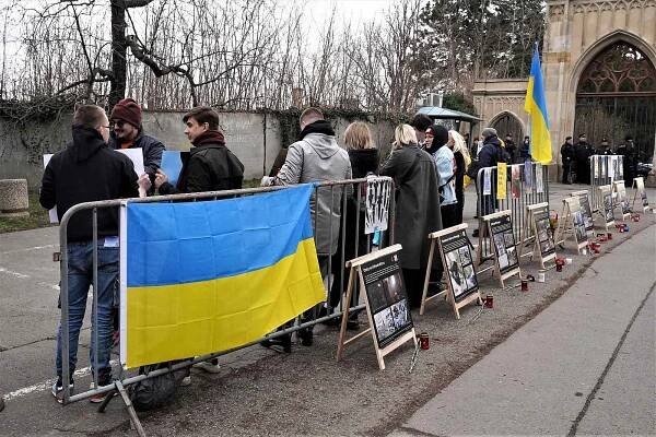 Rok od ruského útoku na Ukrajinu. Před ambasádu agresora přinesli Putina v rakvi