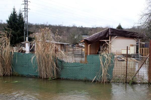 Uzavřené silnice i zátarasy z písku. Velká voda potrápila Středočeský kraj