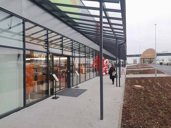 V hradeckých Kuklenách se v pondělí ráno otevřel nový komplex obchodů s pěti prodejnami.