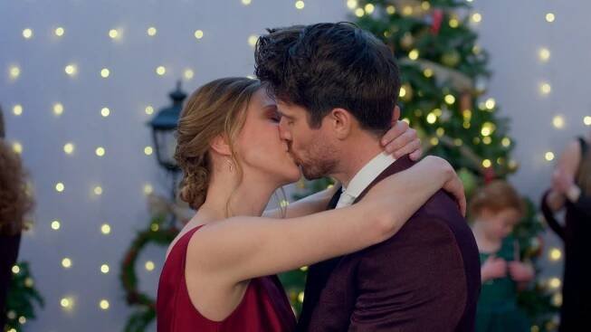 Sara Canning, Marcus Rosner - Coupled Up for Christmas - Z filmu