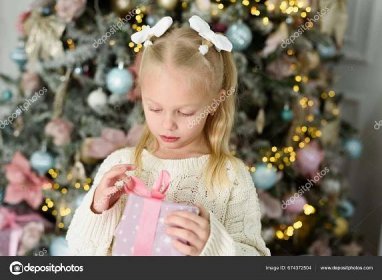 Stáhnout - Veselé Vánoce a veselé svátky. Dítě pod stromečkem. holčička s dárkem pod vánoční stromeček s mnoha dárkovými krabicemi dárky. Slavnost Nový rok. — Stock obrázek