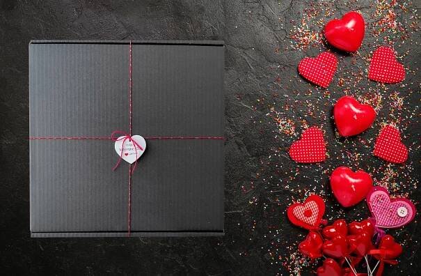 OZDOBNÝ KARTON DÁRKOVÉ BALENÍ PRO NI KRABIČKA JAKO DÁREK 32 CM za 110.00CZK - Allegro