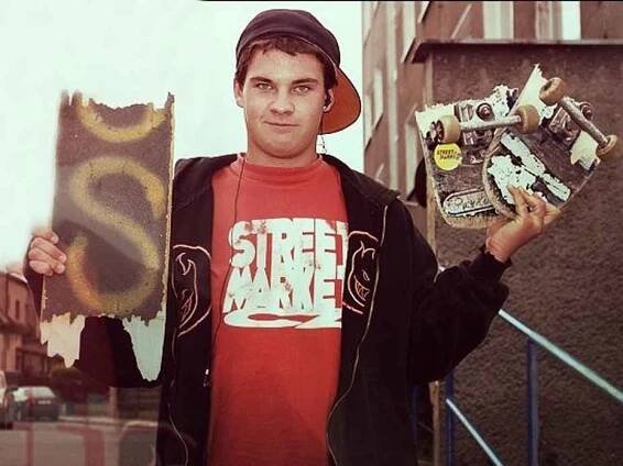 JÍZDA NA SKATEBOARDU vyžaduje pravidelný trénink. Dřevěných fošen Pavel Kunc za sezonu zničí i několik. Leze to do peněz, ale vždy je to lepší než zlámaná noha.