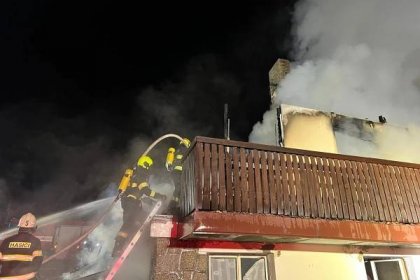 S nočním požárem rodinného domu v Zásadě bojovalo devět hasičských jednotek