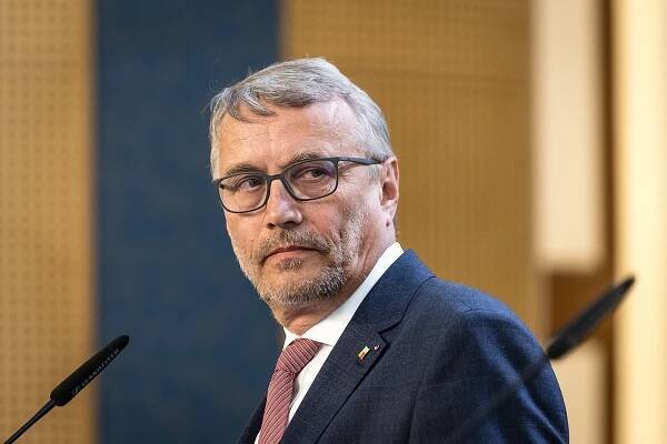 Ministr si nechal platit ze státních peněz soukromý web. Úpravu zaplatí ze svého