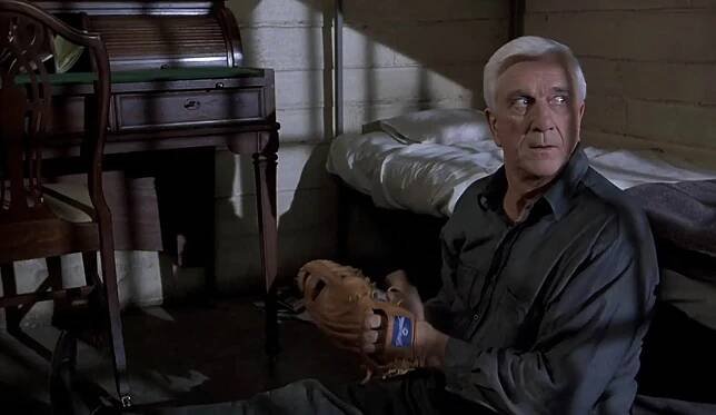 Leslie Nielsen in Bláznivá střela 33 a 1/3: Poslední trapas (1994)