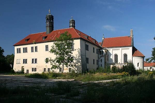 Tajemné dutiny v historických stěnách zámku v Dolních Břežanech odkryla rekonstrukce. Odhalená místnost ve věži se stala zájmem archeologů