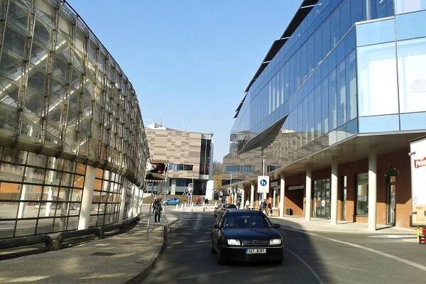 Vlevo kolonáda u Domu kultury, uprostřed Galerie... | iROZHLAS - spolehlivé zprávy