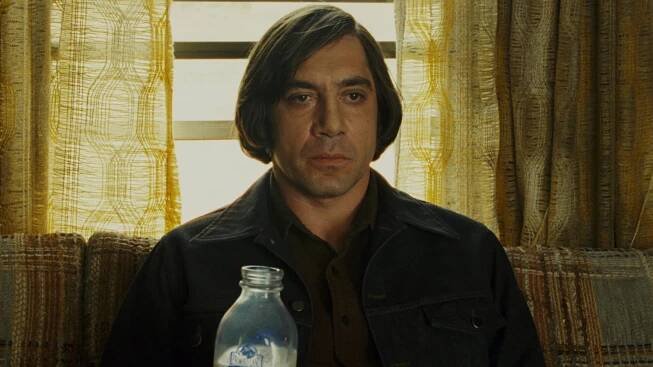 Javier Bardem v roli Antona Chigurha ve filmu Tahle země není pro starý.