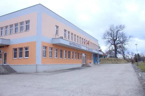 Soubor:Dolní Třebonín, mateřská škola, obecní úřad a pošta II.jpg
