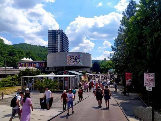 OBRAZEM: Prohlédněte si Karlovy Vary v době světoznámého filmového festivalu