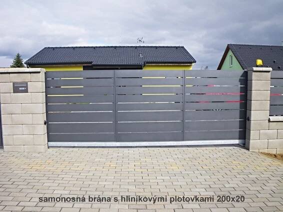 Pojezdové, posuvné brány s hliníkovými plotovkami a kazetami | PRONY s.r.o. – parapety, ploty, brány