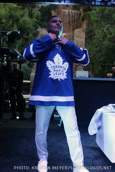 Comedian Russell Peters tries on the new Leafs Adidas jersey at the Wynn in Las Vegas - June 20, 2017 (Photo: Kristen Meyer/SportsLogos.Net)
