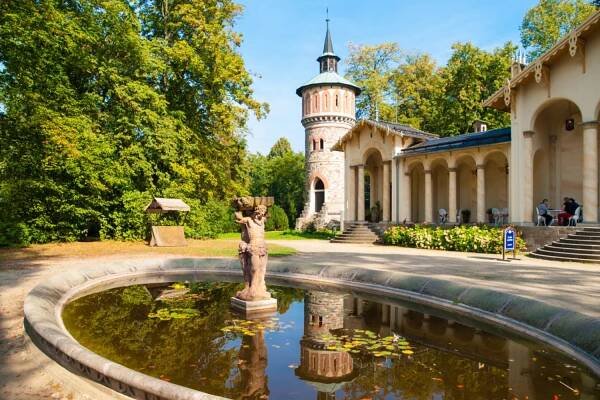 Zahradní jezírko s malou sochou a aoranžerií – zámek Sychrov