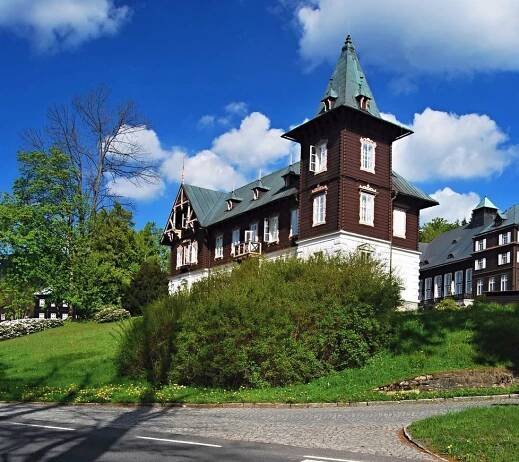 Lázně Karlova Studánka léčí chronický kašel. Zjistěte, co vám uleví od věčného kýchání!