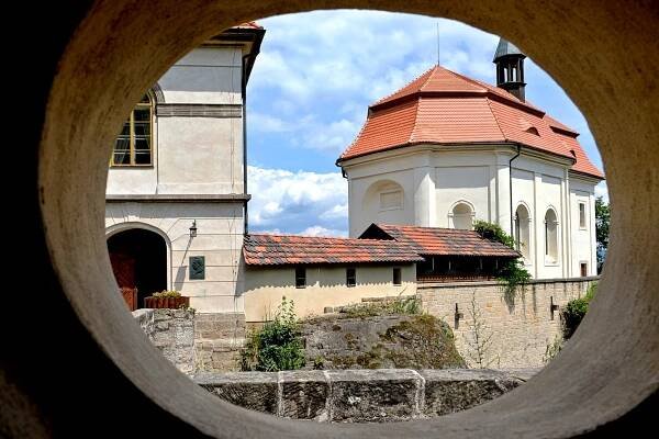 MÁJ NA VALDŠTEJNĚ S HVĚZDNÝM OBSAZENÍM