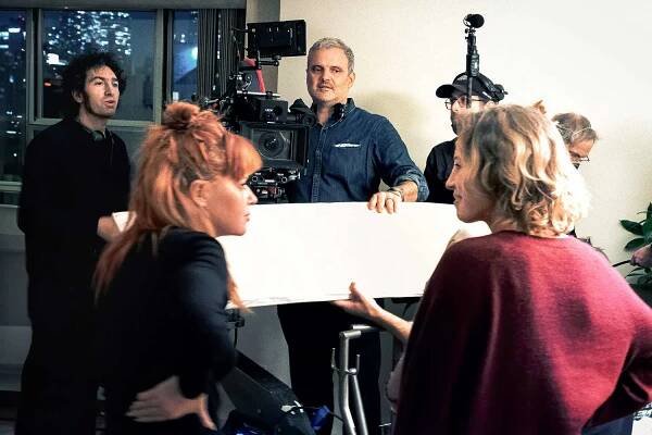 Director Azazel Jacobs, Natasha Lyonne as Rachel, cinematographer Sam Levy and Carrie Coon as Katie on the set of His Three Daughters.