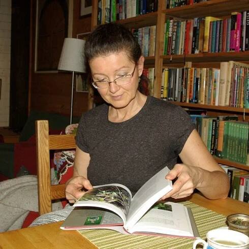 Eva Francová ve Svatojánu ve Slunečním domě ve Svatojánském Újezdu se svou poslední knížkou | foto: Vladislava Wildová,  Český rozhlas