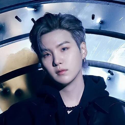 SUGA (슈가)