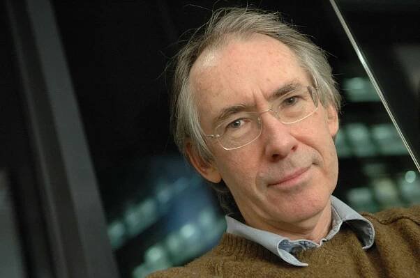 Ian McEwan své čtenáře ukázkově (zlomyslně) namlsá