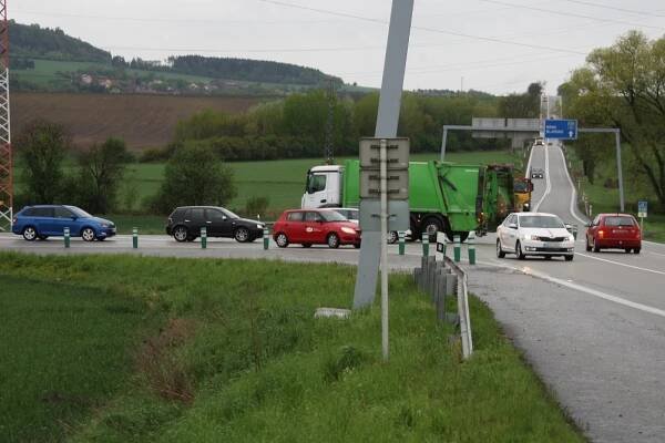 Změna nebezpečné křižovatky na I/43 u Sebranic: začaly první stavební práce
