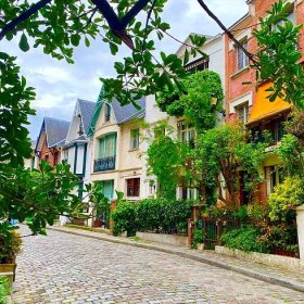 Visit Montmartre on foot – must-visit Moulin Rouge destinations